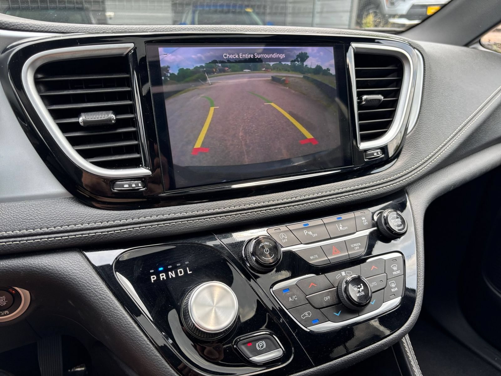 Used 2025 Chrysler Pacifica Limited FWD image 17