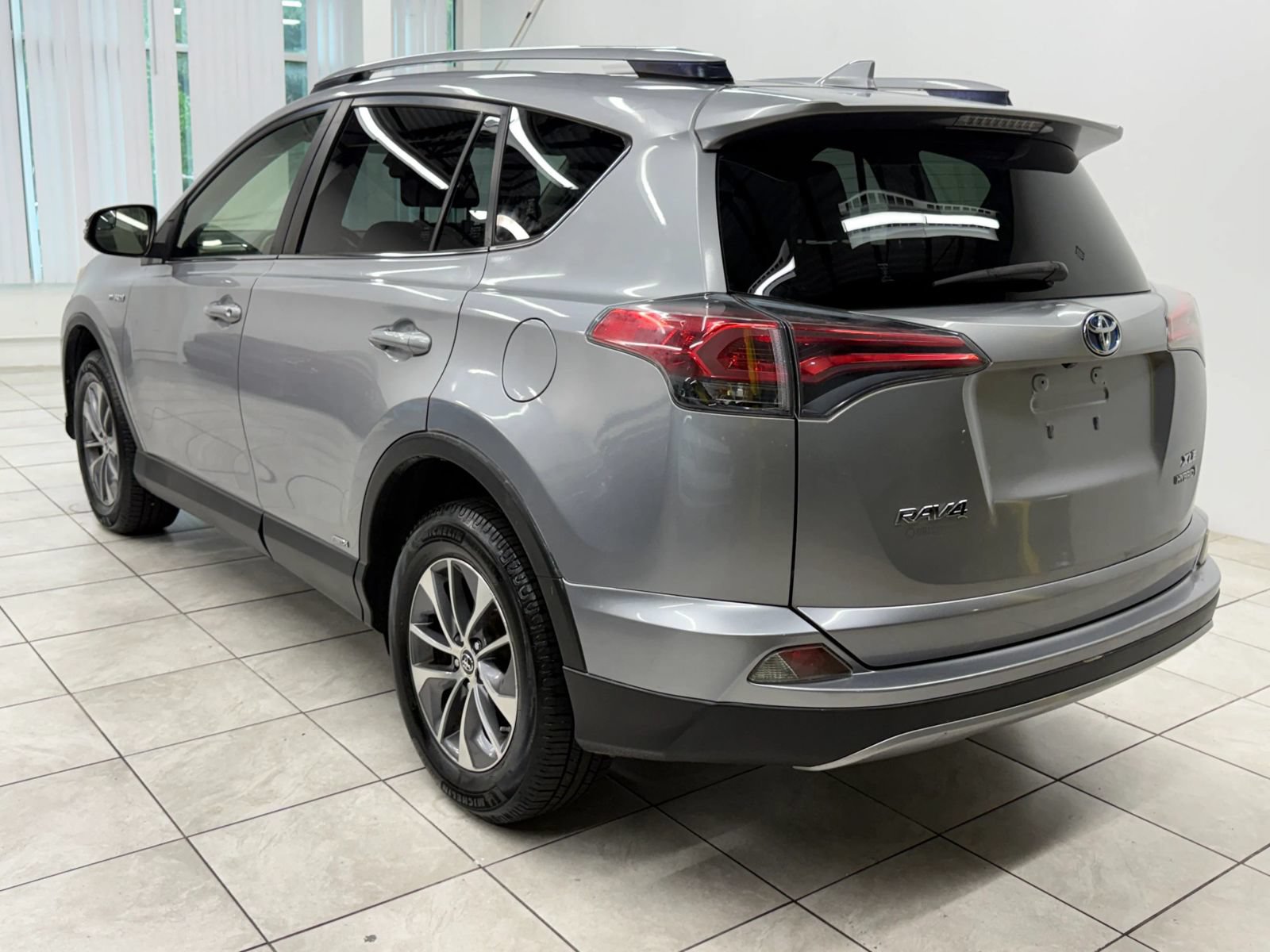 Used 2017 Toyota RAV4 XLE AWD/4WD image 6
