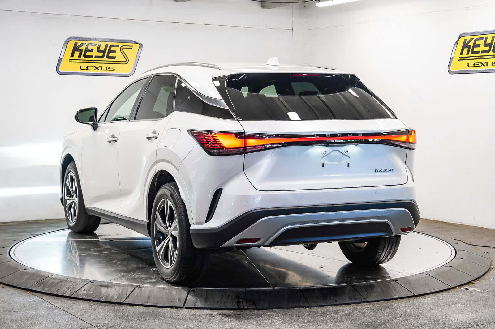 Used 2024 Lexus RX 350 FWD w/ Technology Package image 2