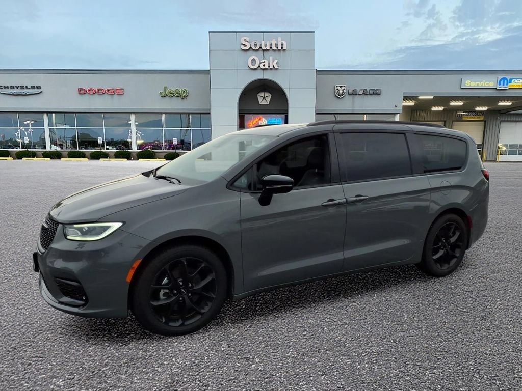Certified 2025 Chrysler Pacifica Limited FWD image 4