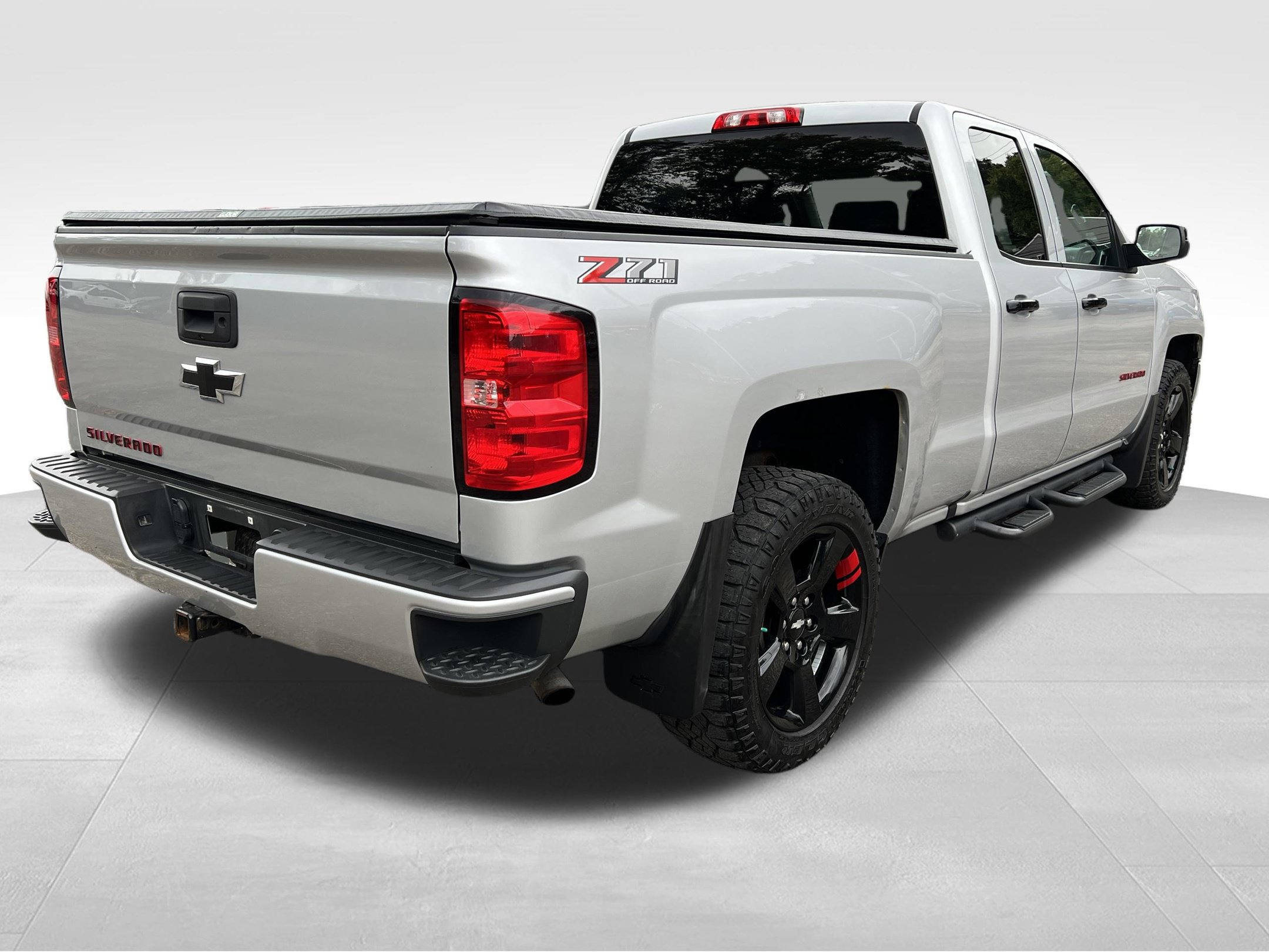 Used 2018 Chevrolet Silverado 1500 LT w/ Redline Edition AWD/4WD image 7