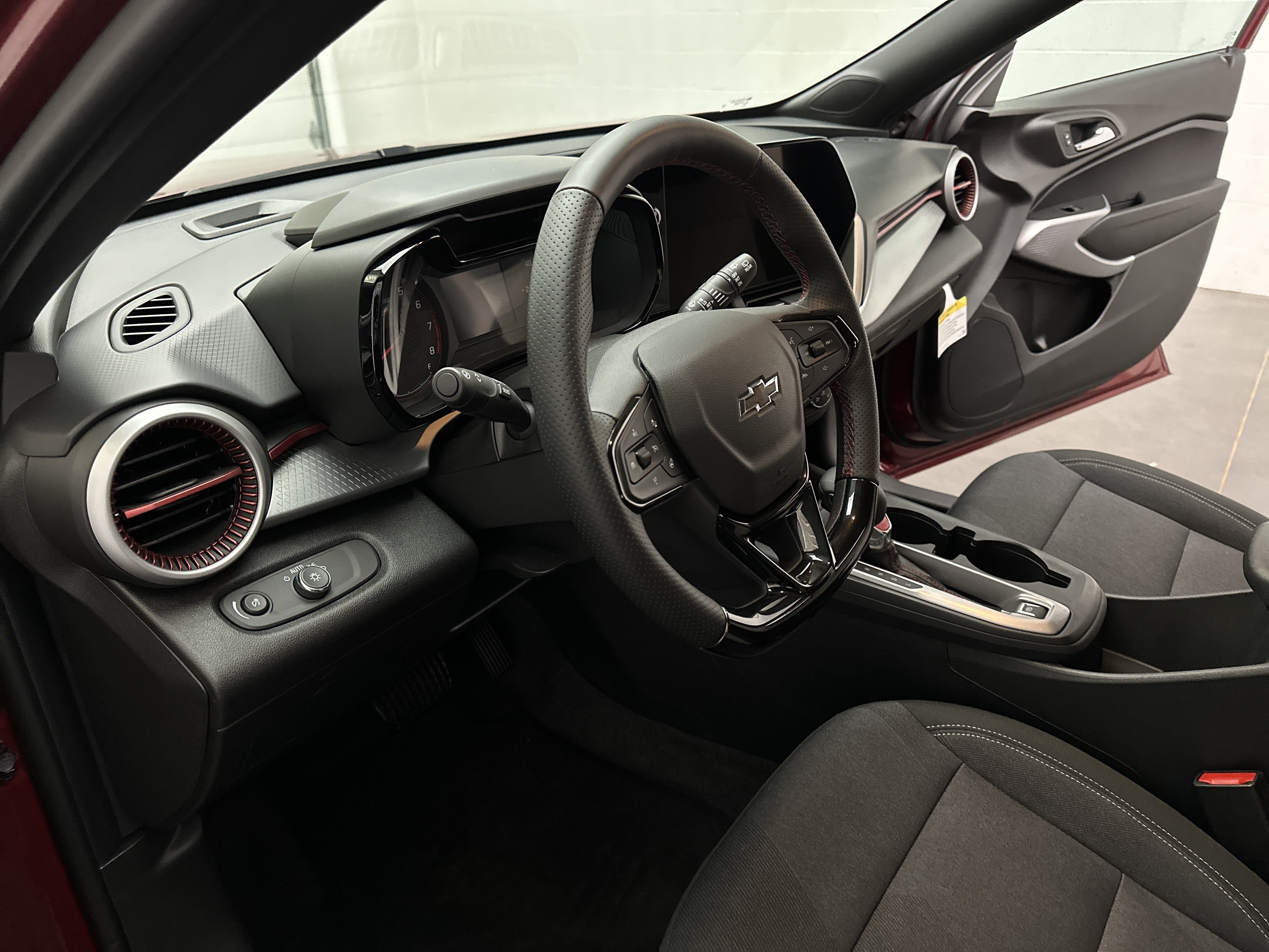 Used 2025 Chevrolet Trax RS FWD image 14