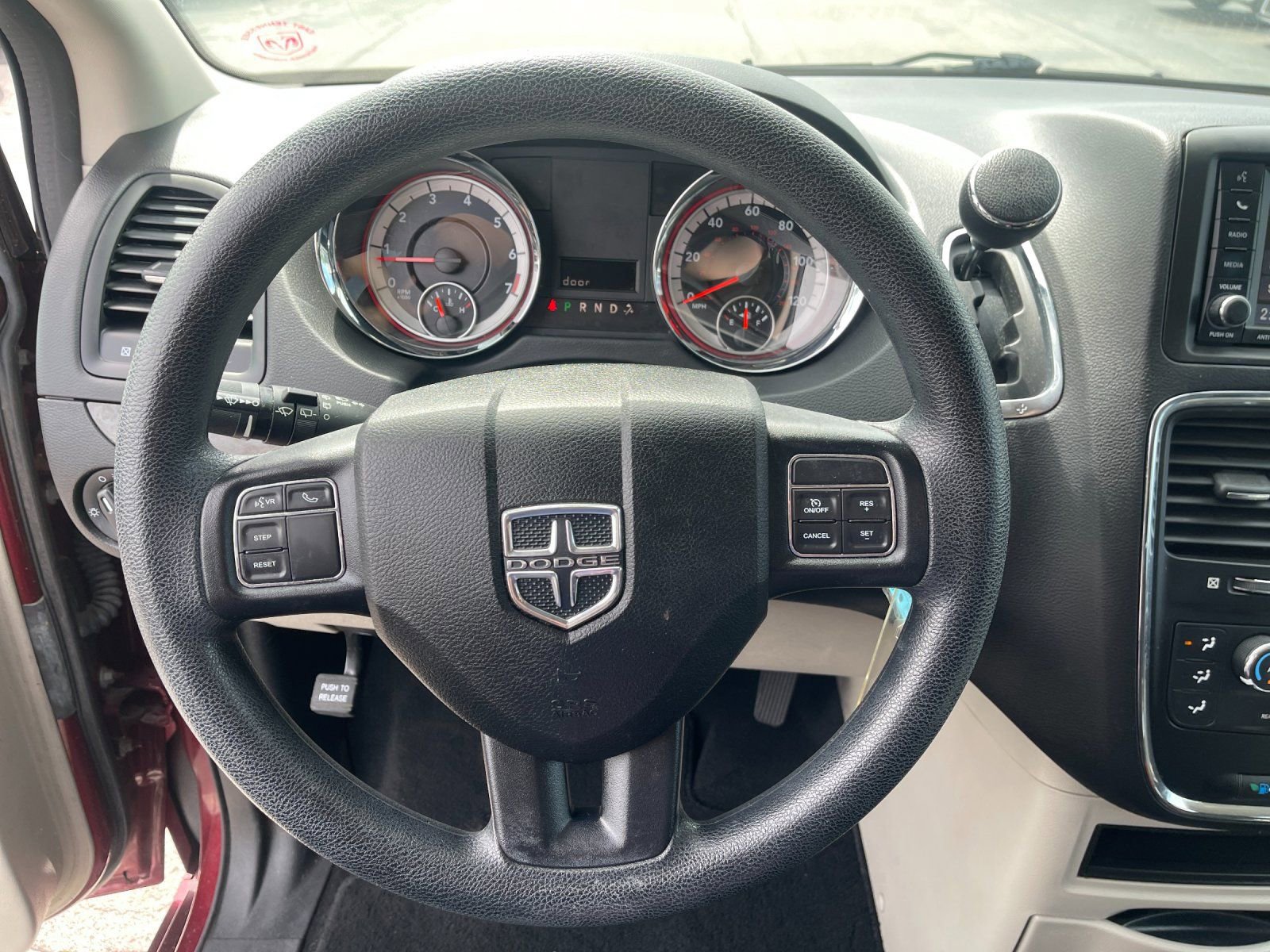 Used 2018 Dodge Grand Caravan SE w/ UConnect Hands-Free Group FWD image 25