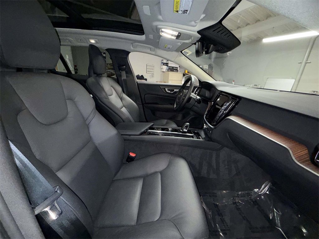Used 2025 Volvo V60 B5 Cross Country Plus image 14