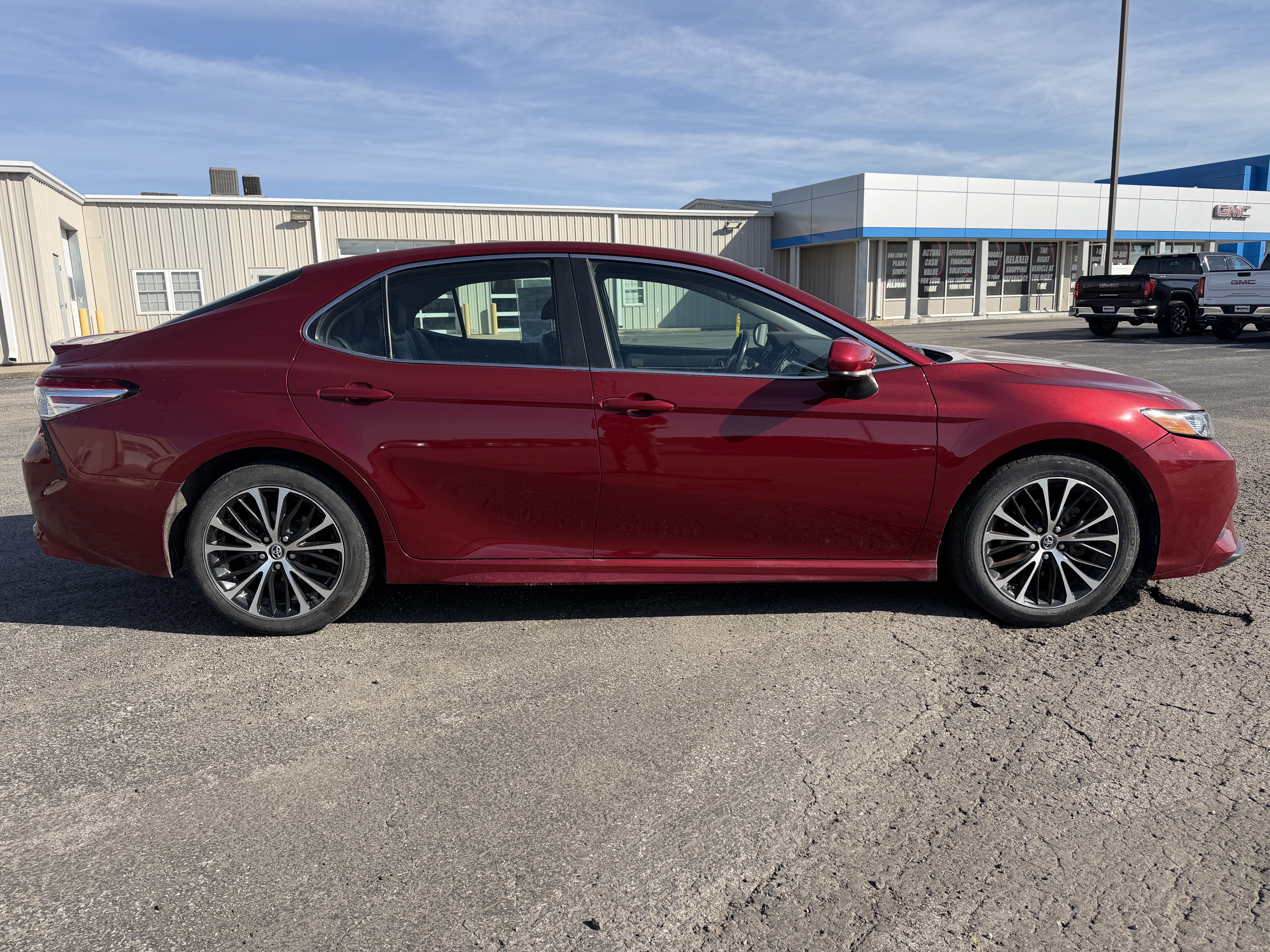Used 2018 Toyota Camry SE FWD image 2