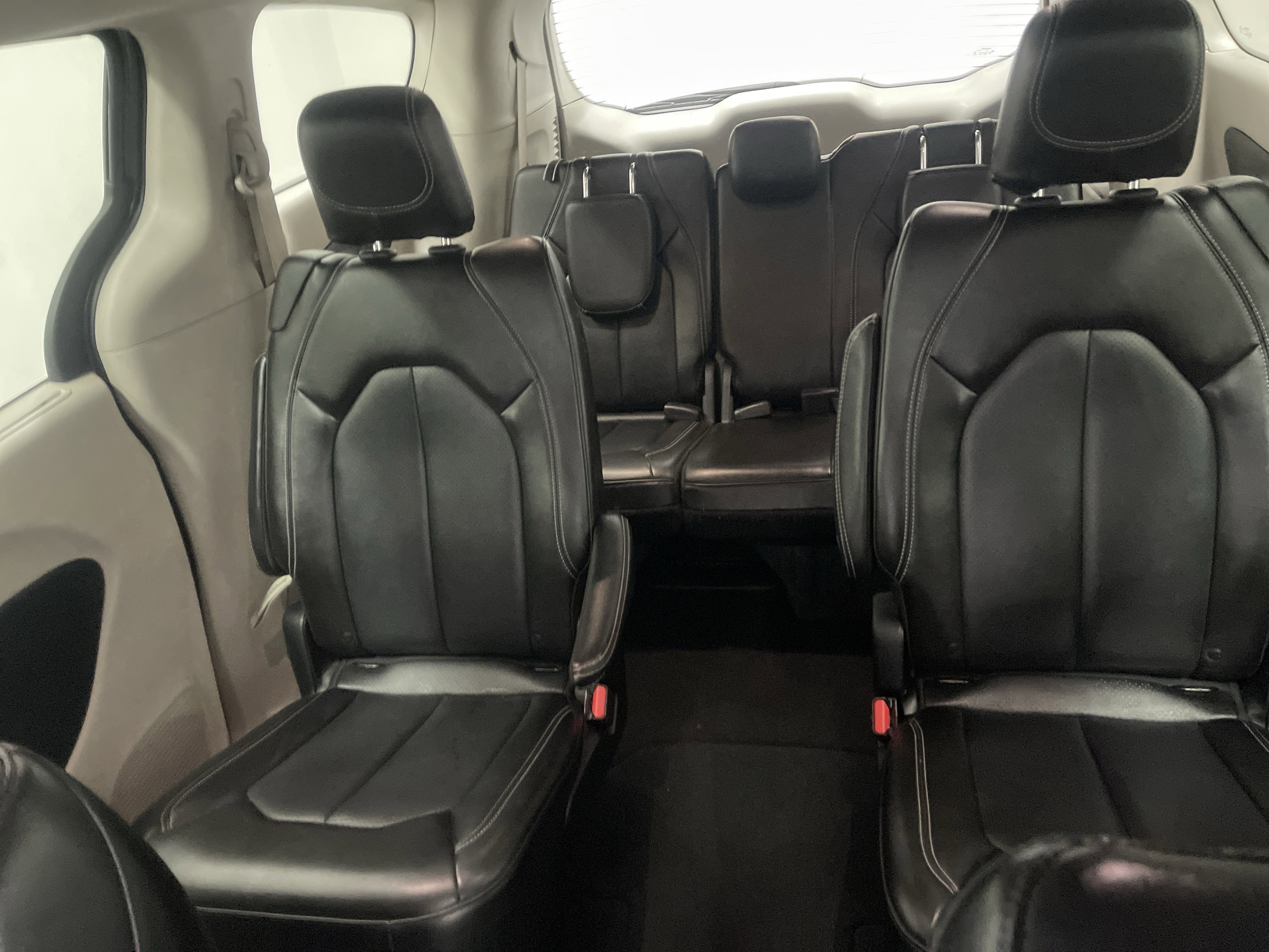 Used 2023 Chrysler Pacifica Touring-L image 11