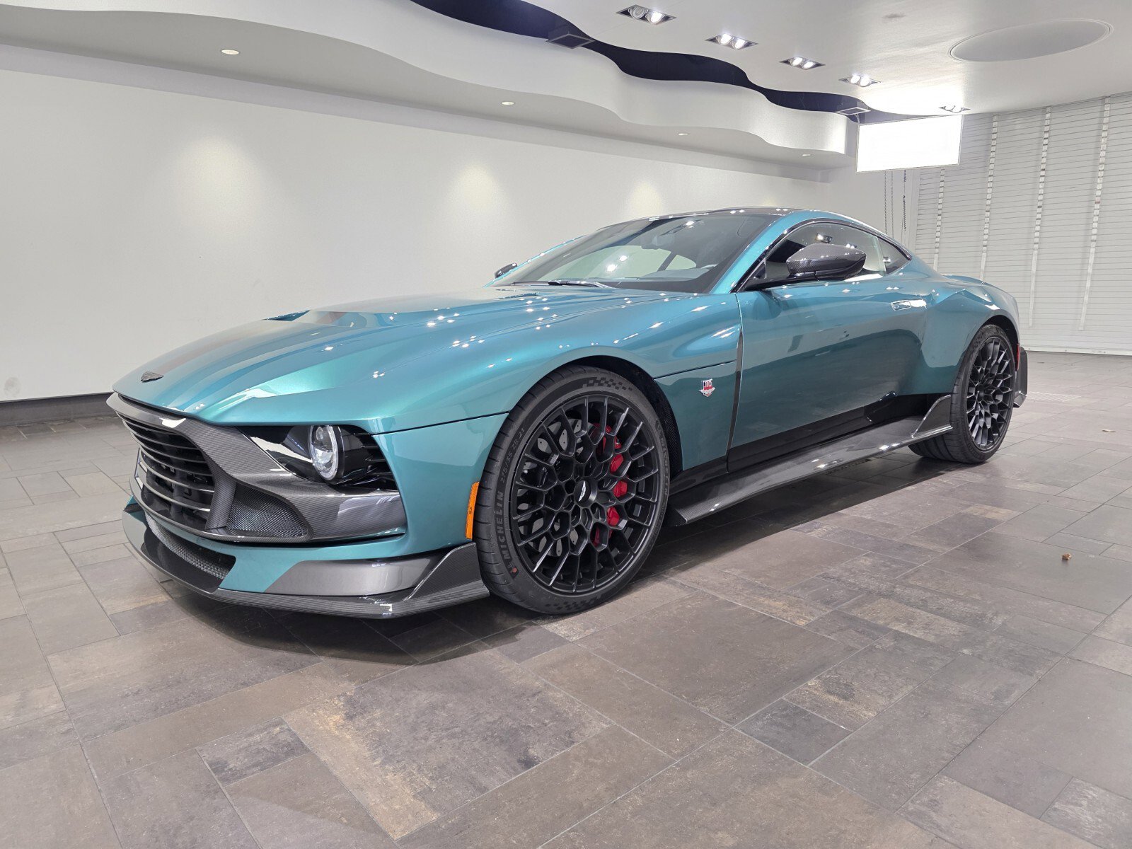 Used 2024 Aston Martin Valour RWD image 30