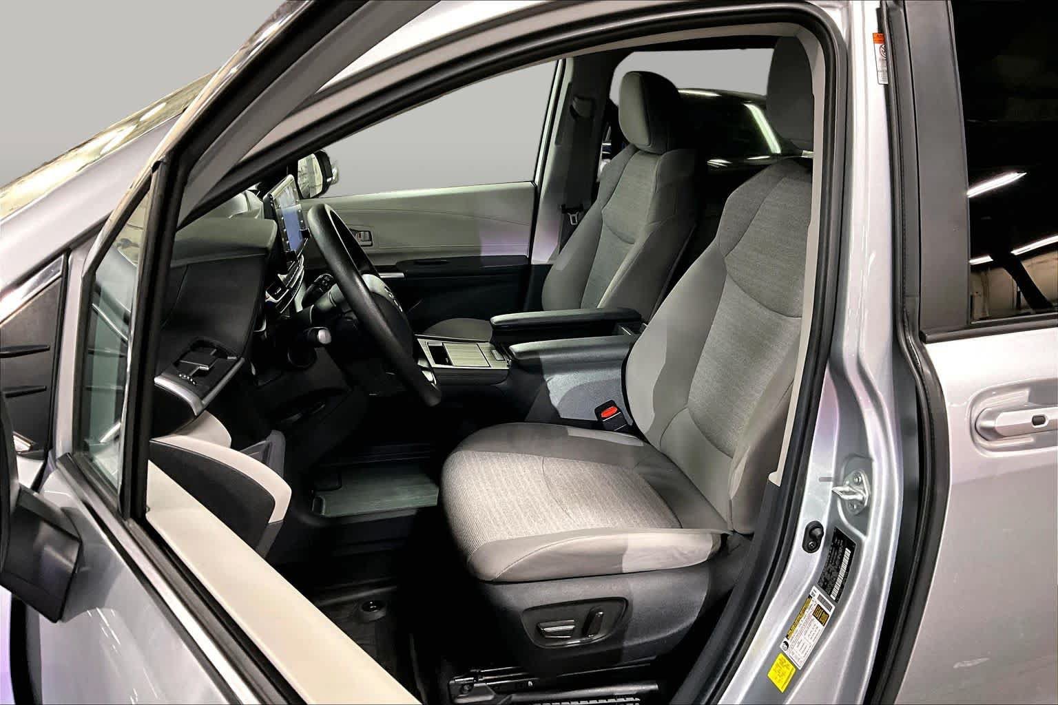 Used 2024 Toyota Sienna LE FWD image 9