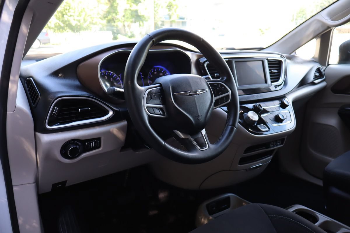 Used 2022 Chrysler Voyager LX FWD image 15