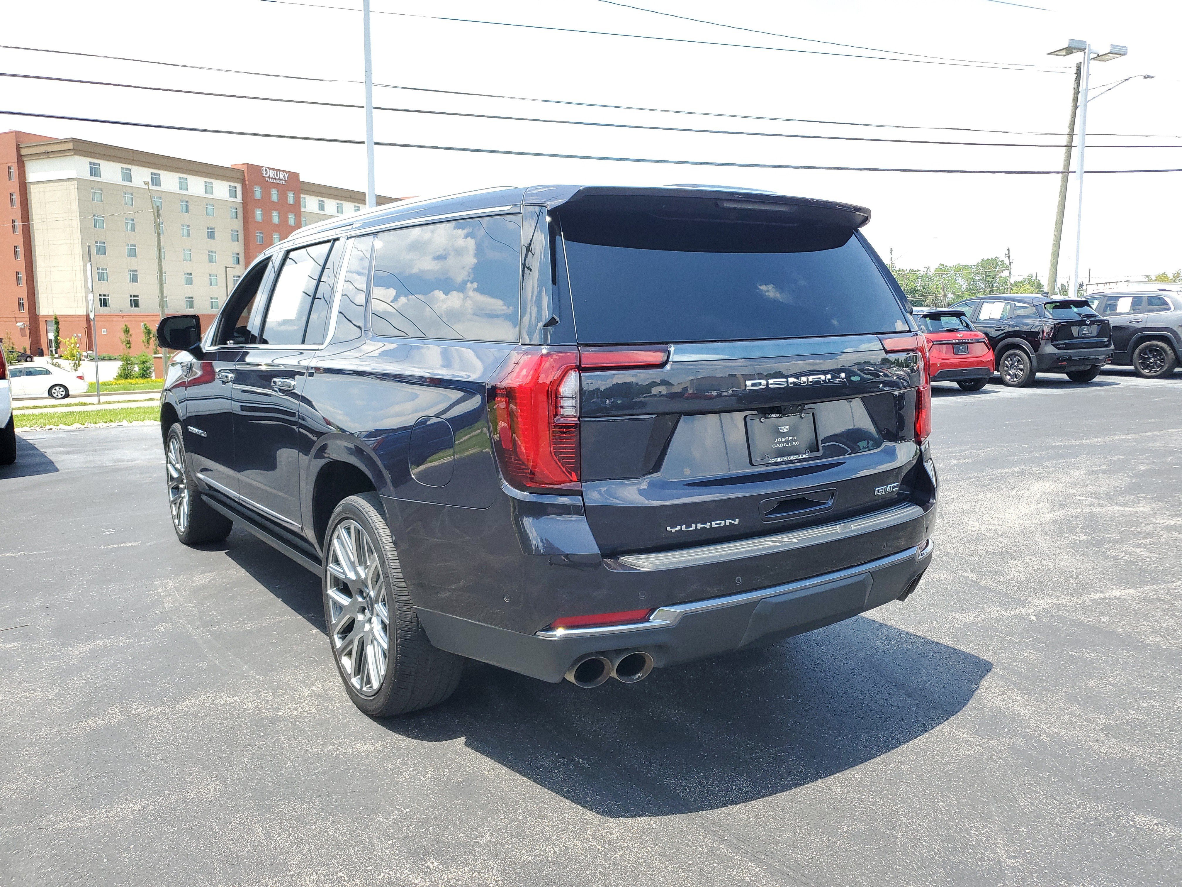 Used 2025 GMC Yukon XL Denali Ultimate AWD/4WD image 2