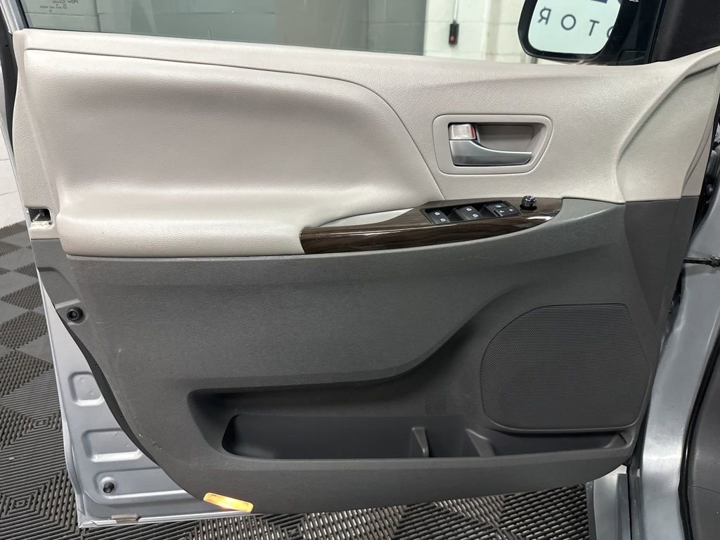 Used 2019 Toyota Sienna XLE FWD image 16