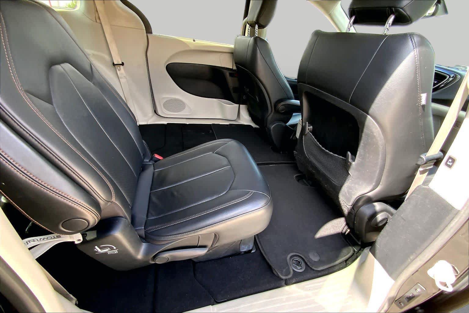 Used 2020 Chrysler Pacifica Touring-L FWD image 19
