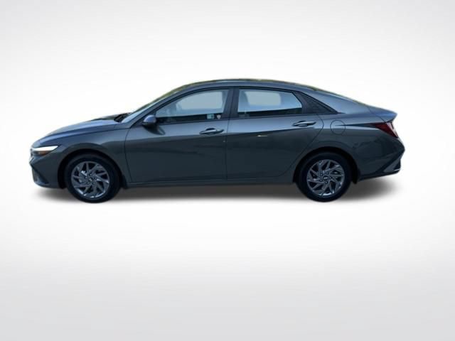 Used 2025 Hyundai Elantra Hybrid FWD image 6