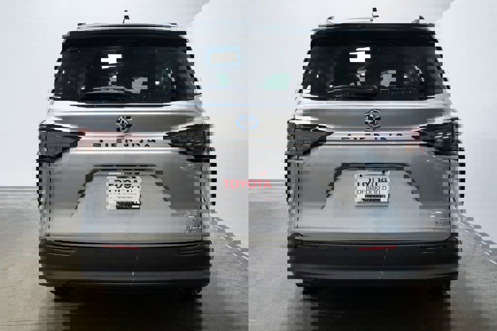 Used 2024 Toyota Sienna XLE image 8