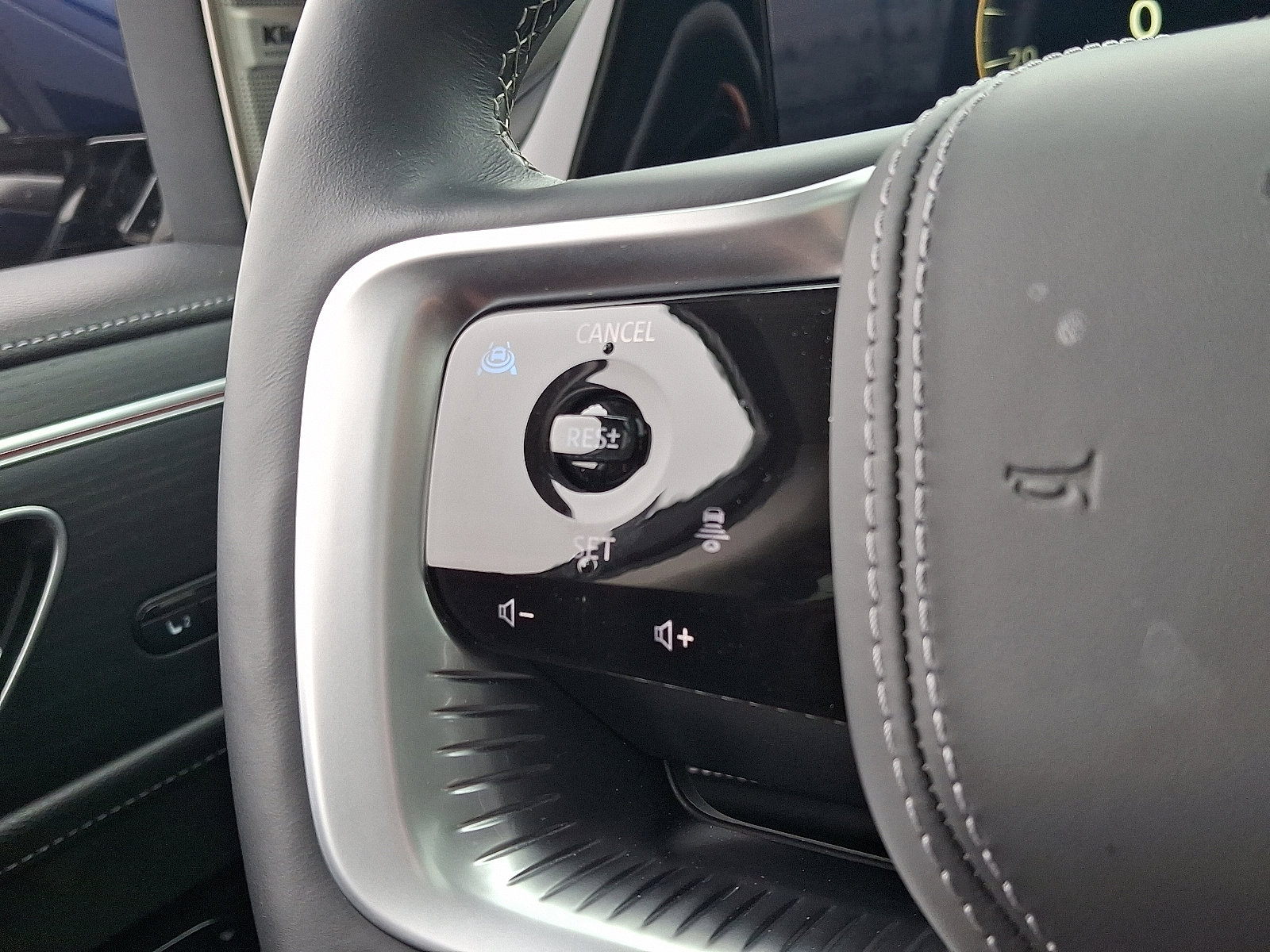 Certified 2025 INFINITI QX80 Sensory image 22