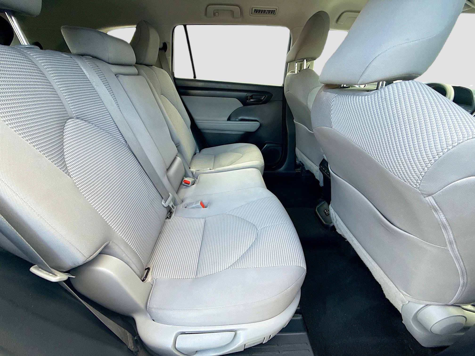 Used 2020 Toyota Highlander L FWD image 27