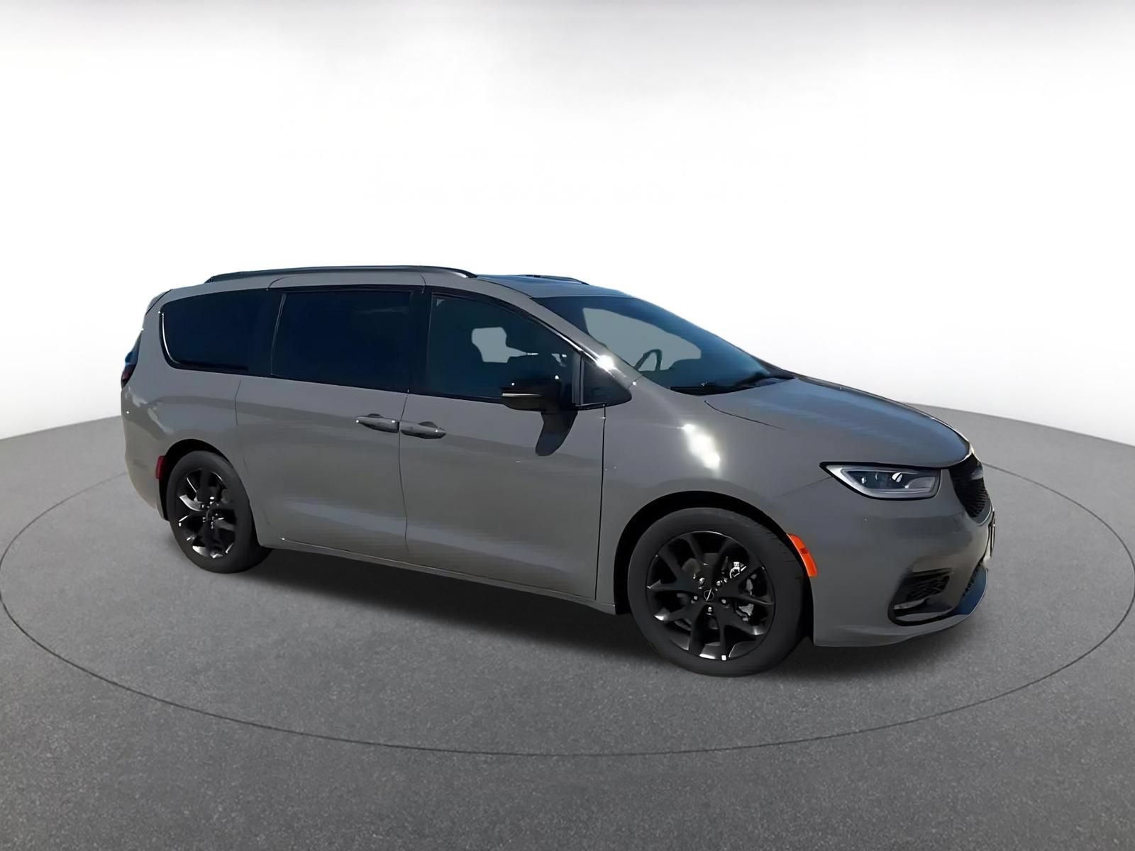 Used 2025 Chrysler Pacifica Limited FWD image 2