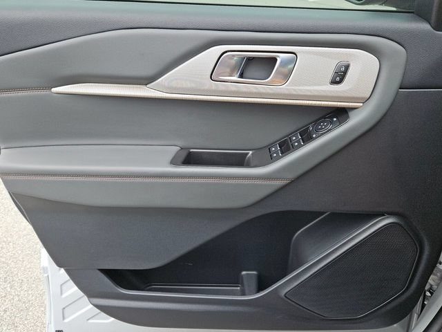 Used 2025 Ford Explorer Active AWD/4WD image 18