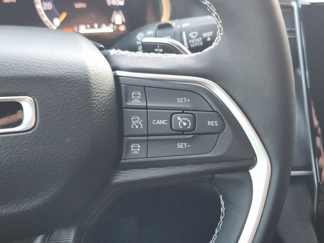 Used 2025 Jeep Grand Cherokee Altitude AWD/4WD image 30