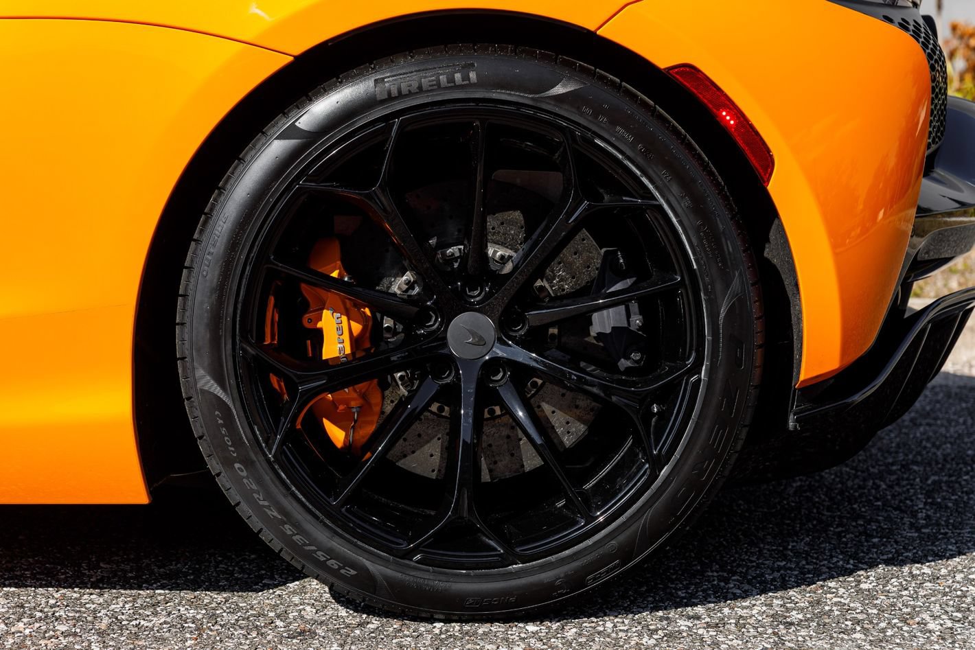 Used 2025 McLaren Artura RWD image 41
