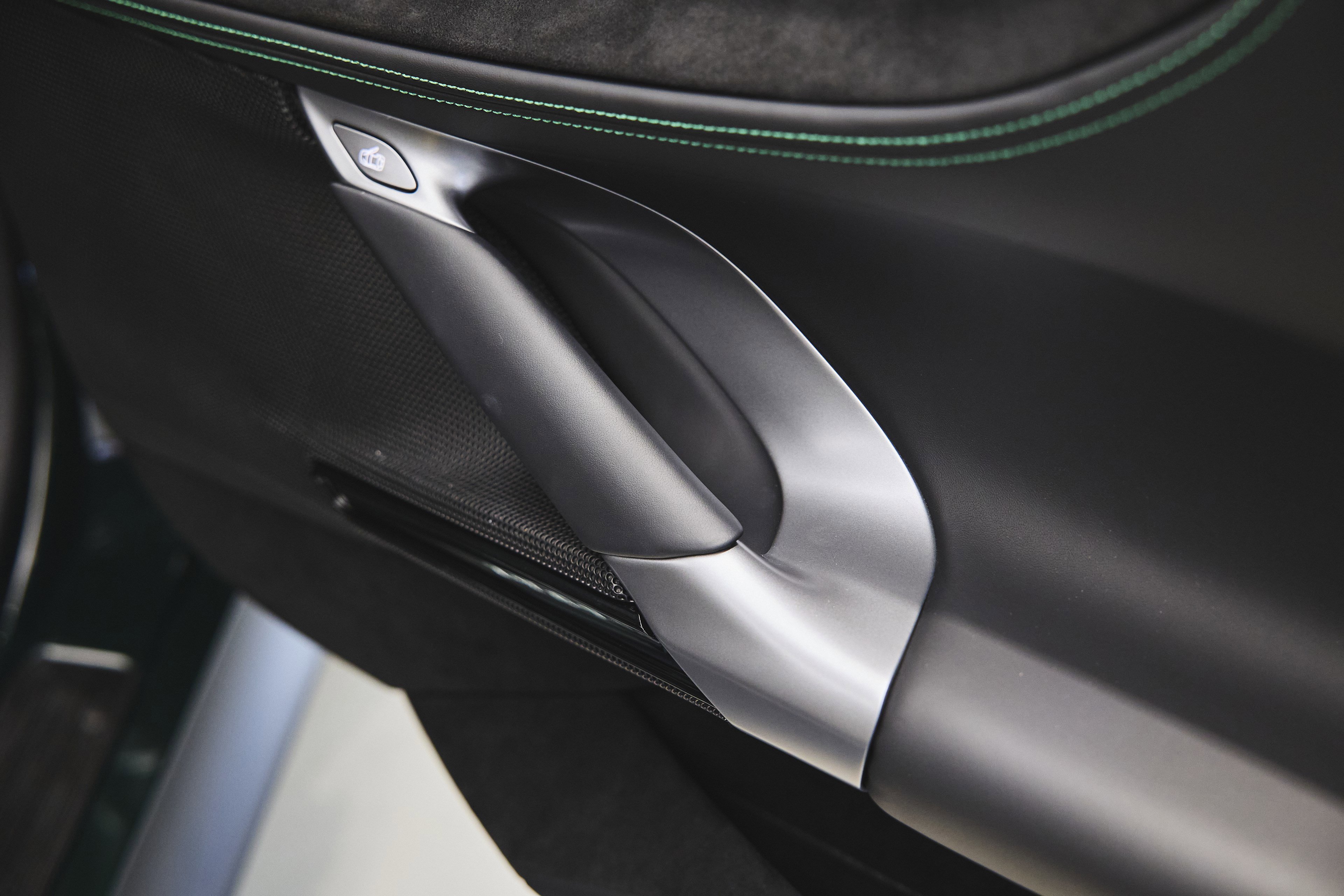 Used 2024 Ferrari SF90 Spider image 38