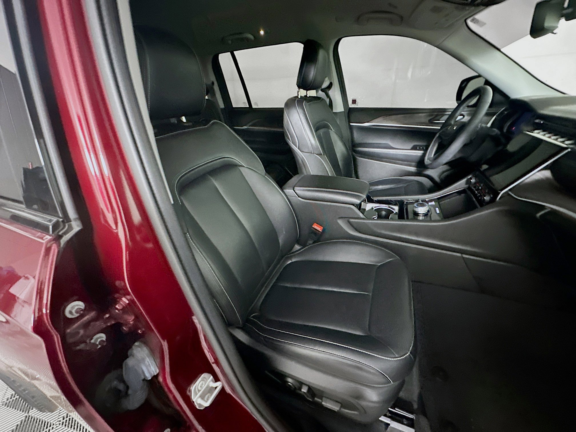 Used 2023 Jeep Grand Cherokee Limited w/ Black Appearance Package image 31