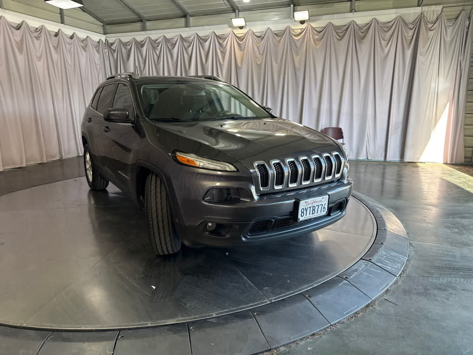 Used 2016 Jeep Cherokee Latitude FWD image 3