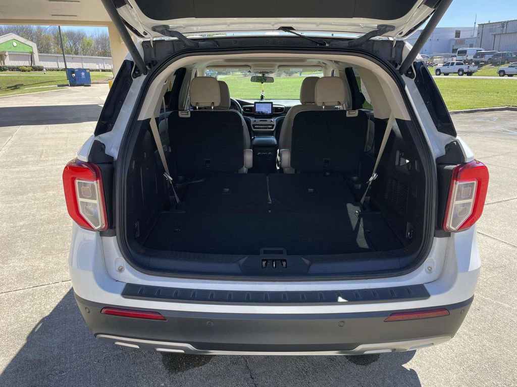 Used 2022 Ford Explorer XLT w/ Equipment Group 202A image 10