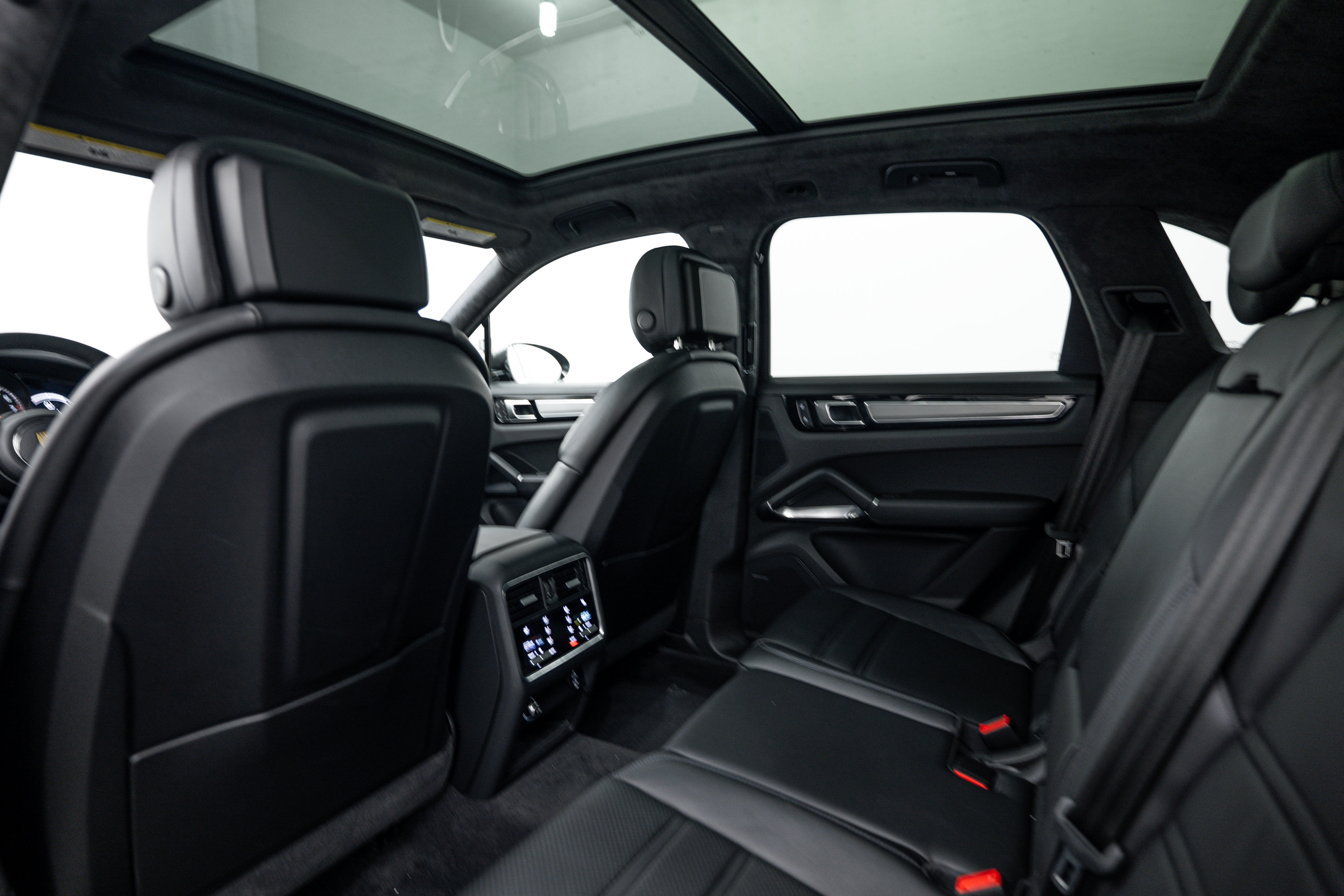 Certified 2023 Porsche Cayenne Turbo AWD/4WD image 24