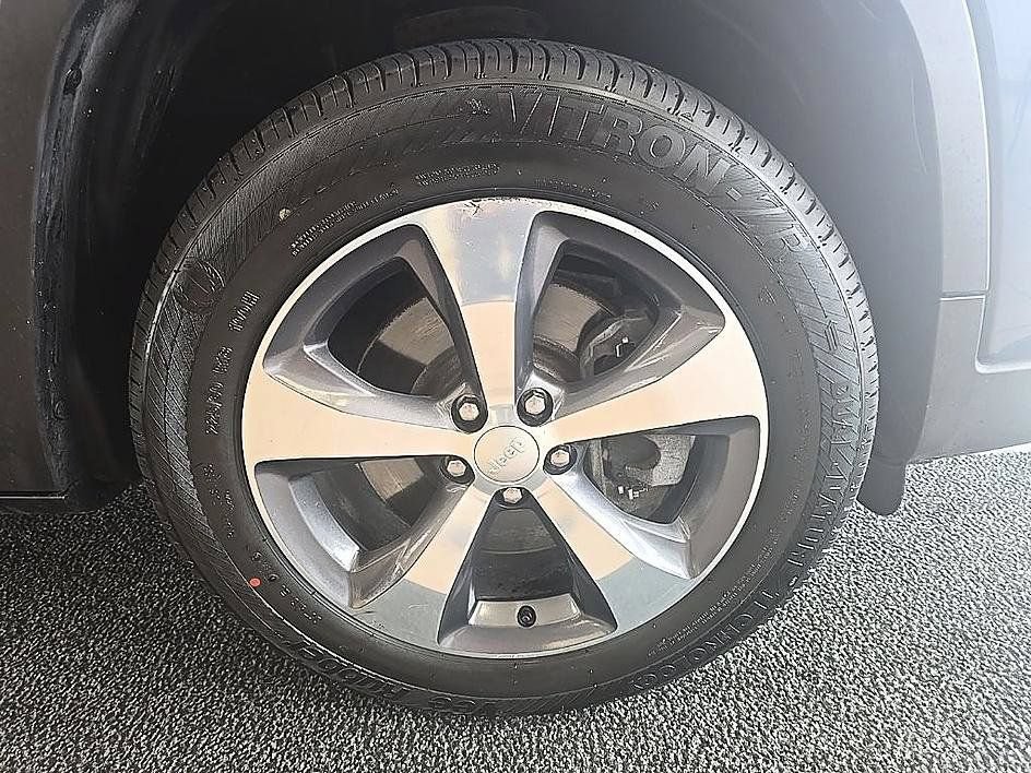 Used 2019 Jeep Cherokee Limited AWD/4WD image 39