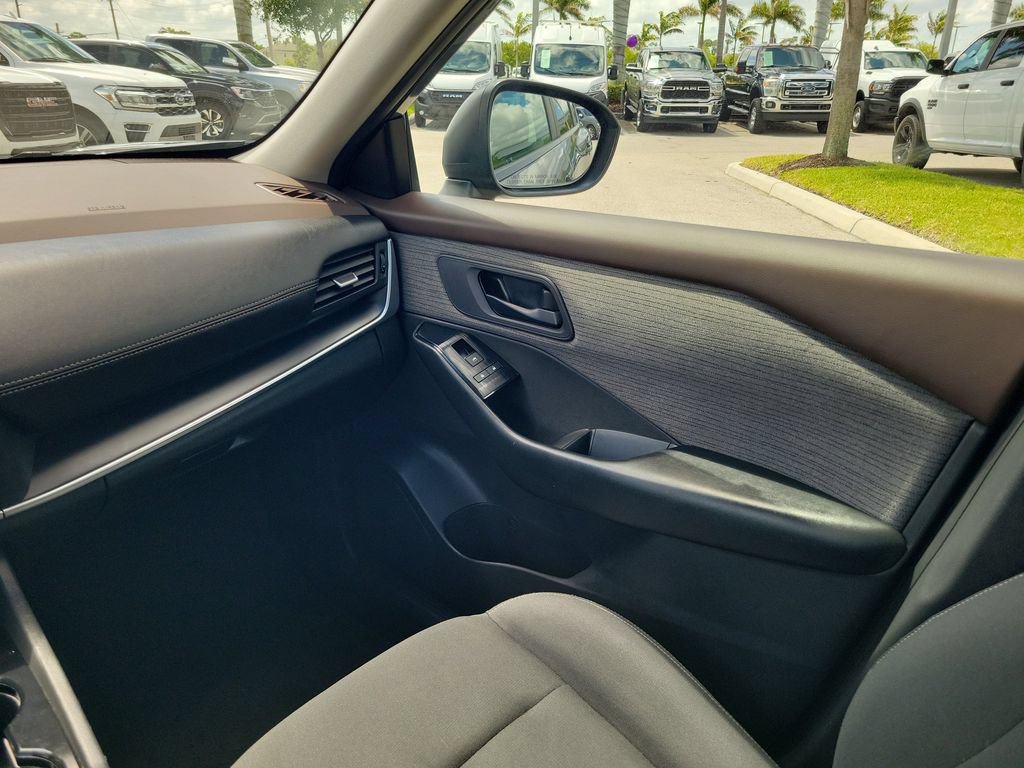 Used 2023 Nissan Rogue S AWD/4WD image 18