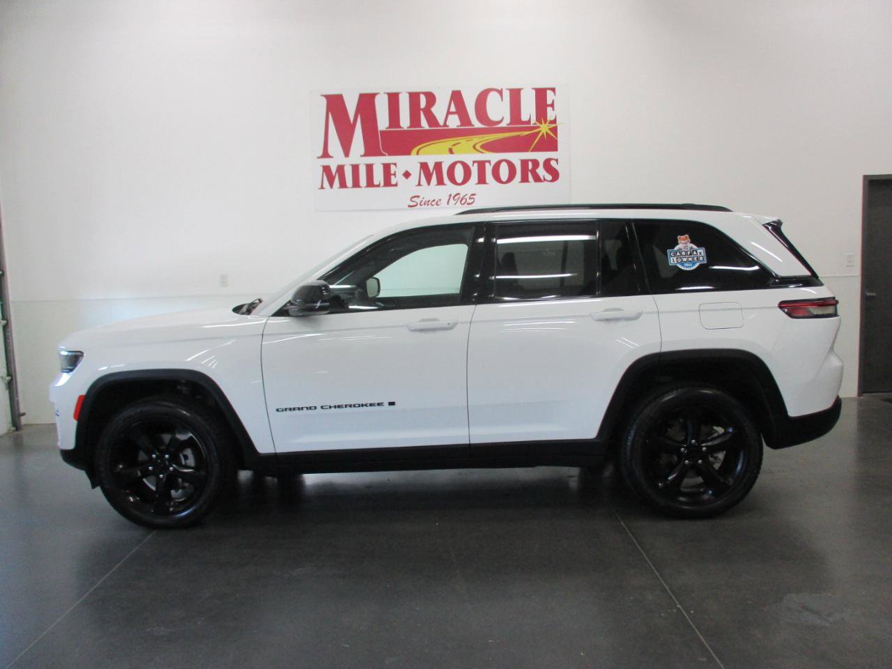 Used 2023 Jeep Grand Cherokee Altitude AWD/4WD image 2