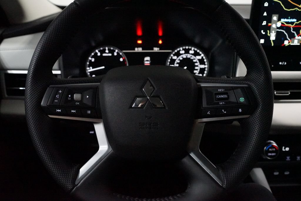 Used 2025 Mitsubishi Outlander SE AWD/4WD image 12