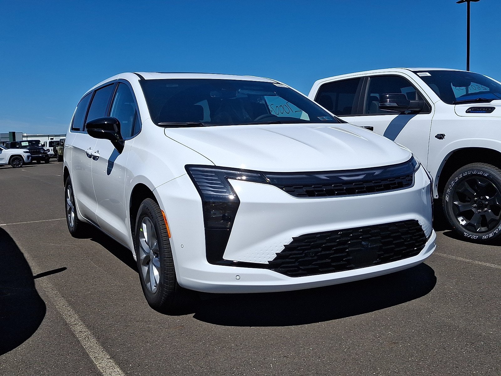 New 2027 Chrysler Pacifica Select AWD/4WD image 1