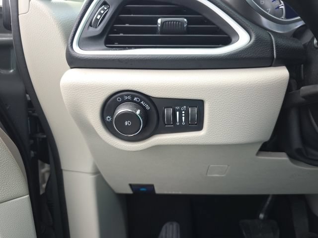 Used 2023 Chrysler Pacifica Touring-L FWD image 17