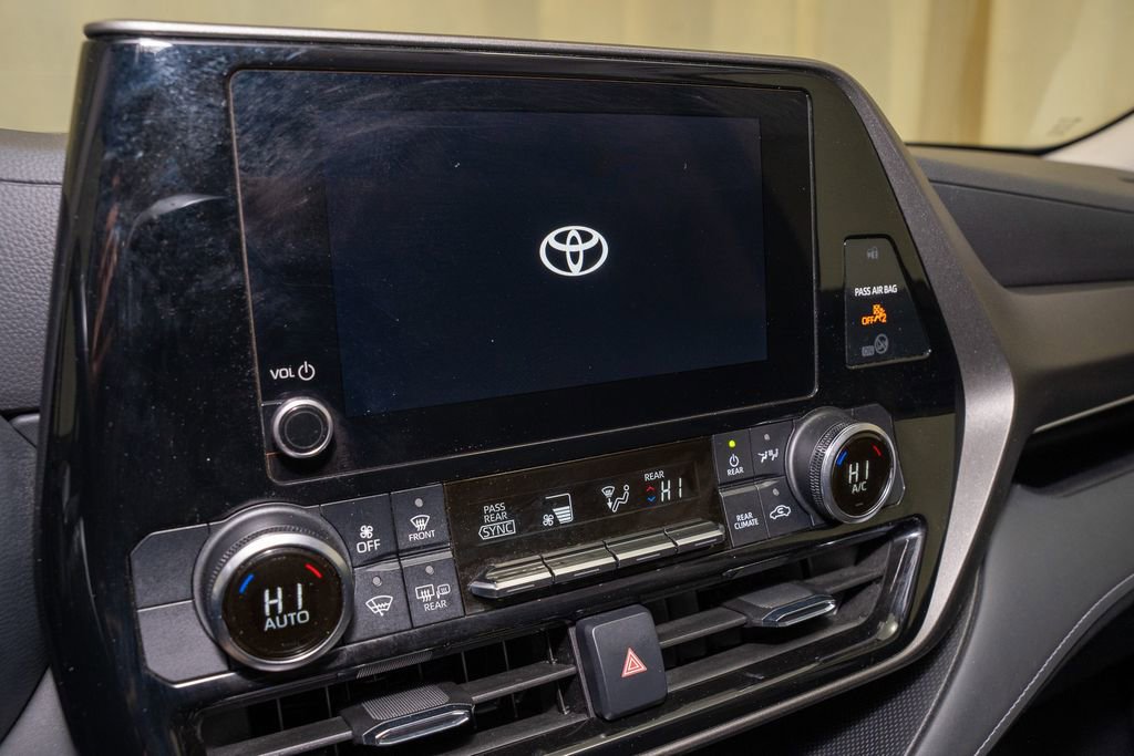 Used 2024 Toyota Highlander LE image 14