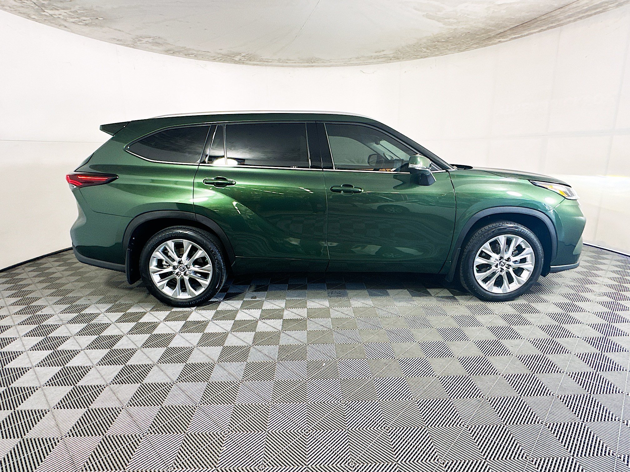 Used 2024 Toyota Highlander Limited FWD image 2