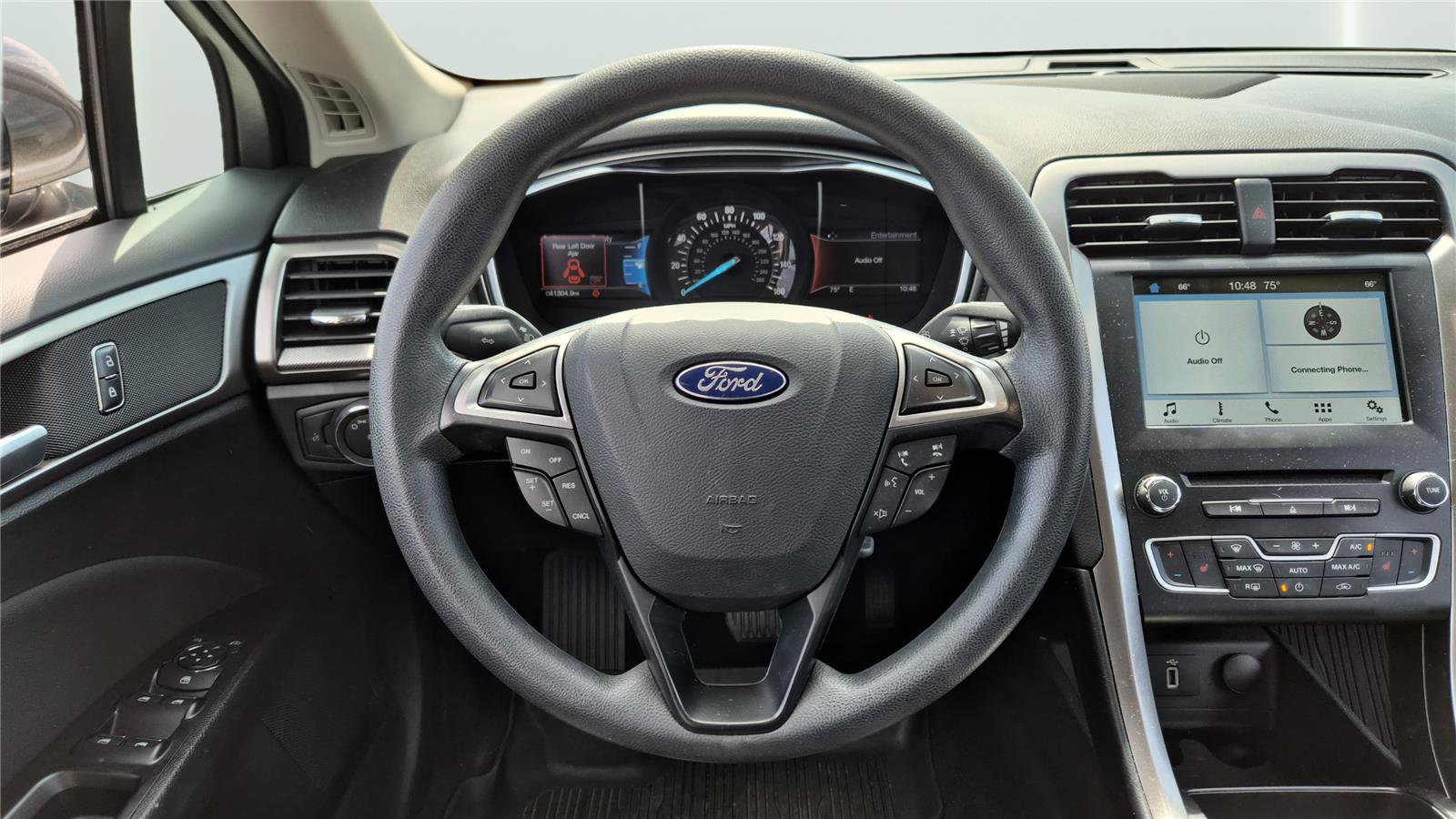 Used 2017 Ford Fusion SE w/ Fusion SE Technology Package FWD image 12