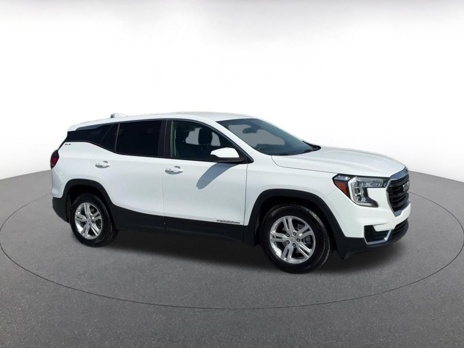 Used 2024 GMC Terrain SLE FWD image 2