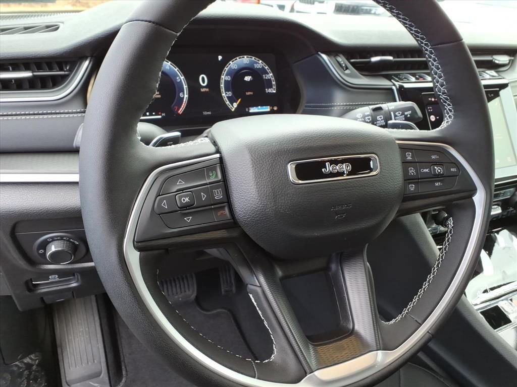 New 2025 Jeep Grand Cherokee Laredo w/ Luxury Tech Group I AWD/4WD image 11