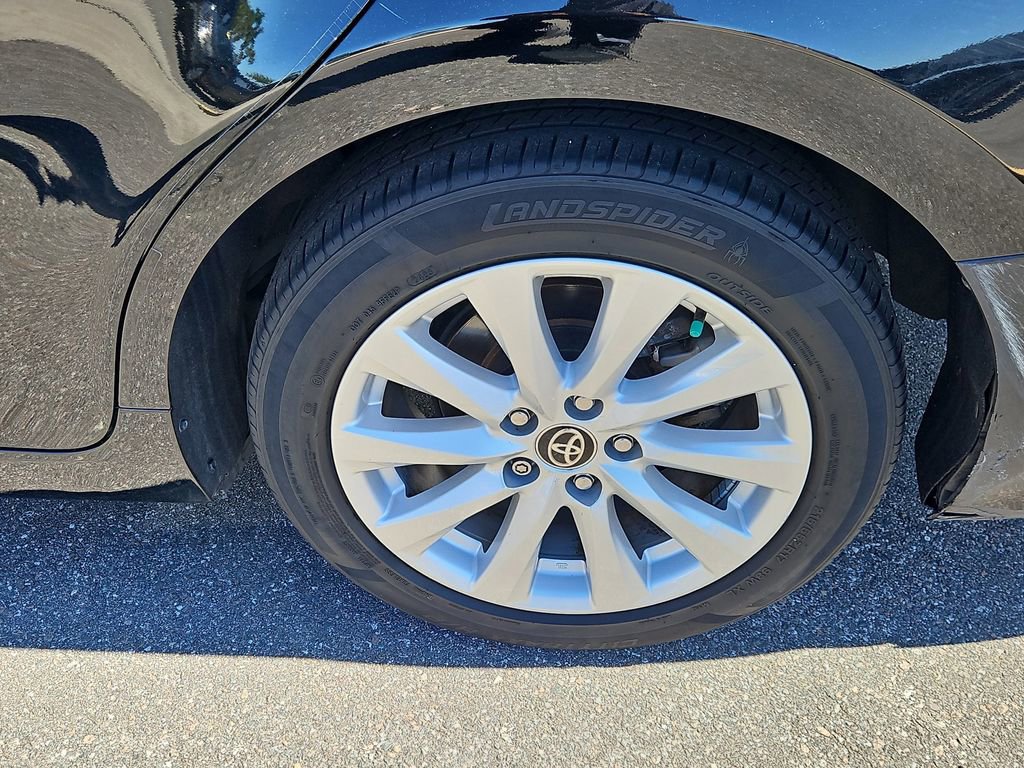 Used 2020 Toyota Camry LE image 5