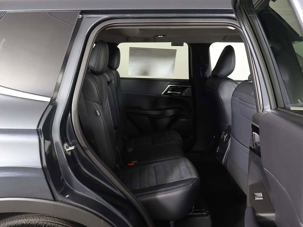 New 2025 Mitsubishi Outlander SE image 36