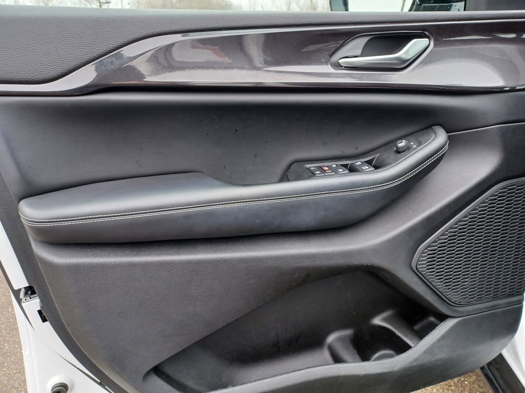 Used 2023 Jeep Grand Cherokee Altitude AWD/4WD image 12