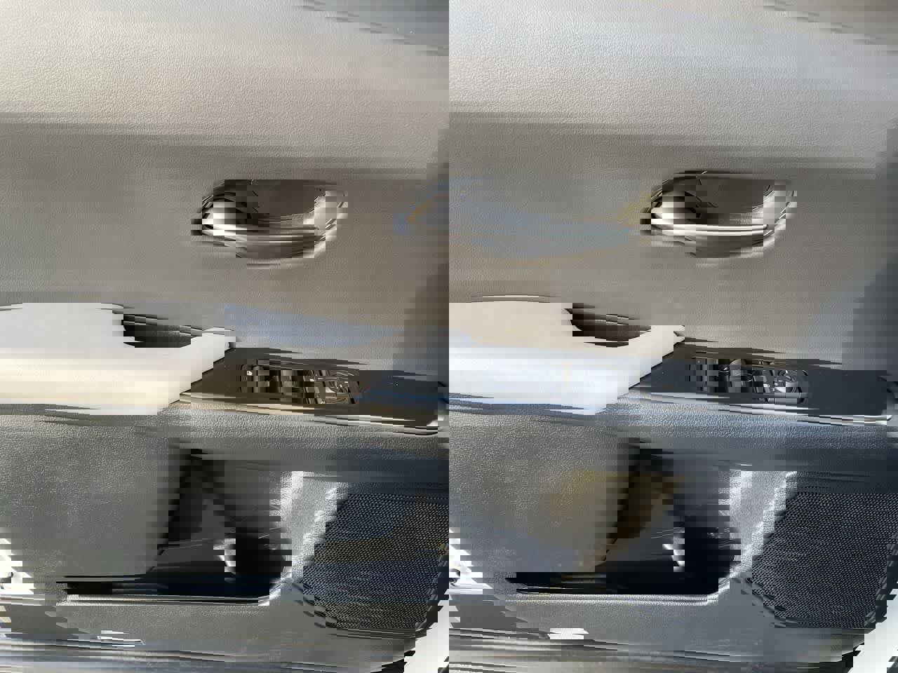 Used 2025 Lexus UX 300h AWD image 33