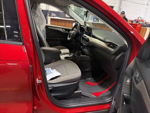Used 2021 Ford Escape SE w/ SE Sport Appearance Package image 5