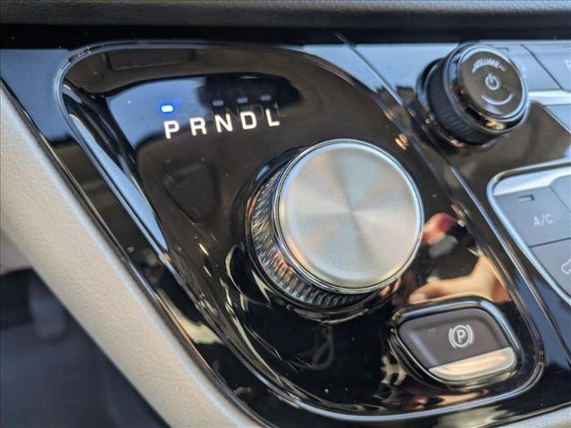 Used 2023 Chrysler Pacifica Touring-L image 11