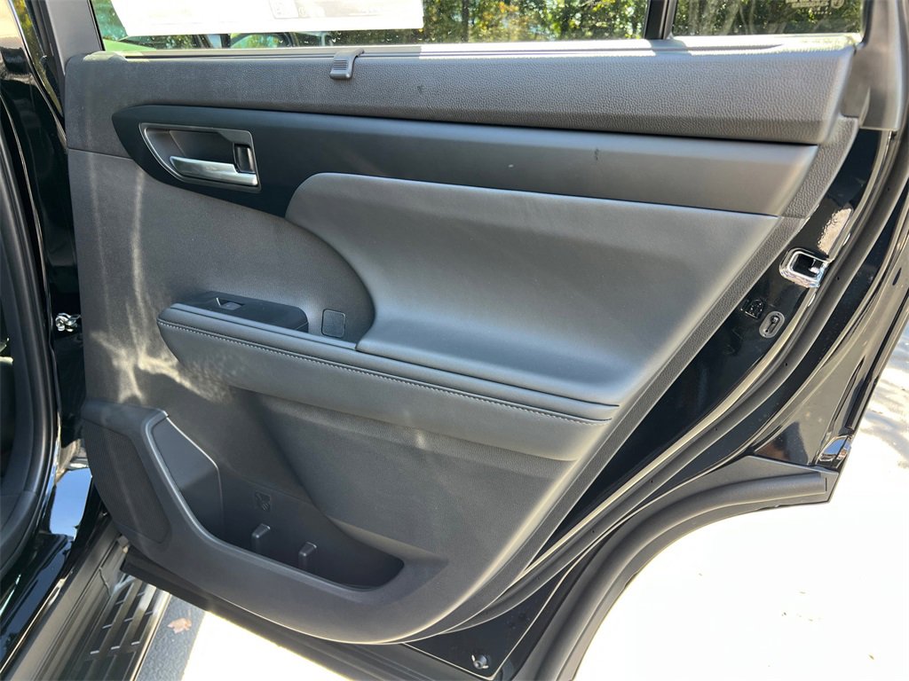 New 2026 Toyota Highlander XLE image 16