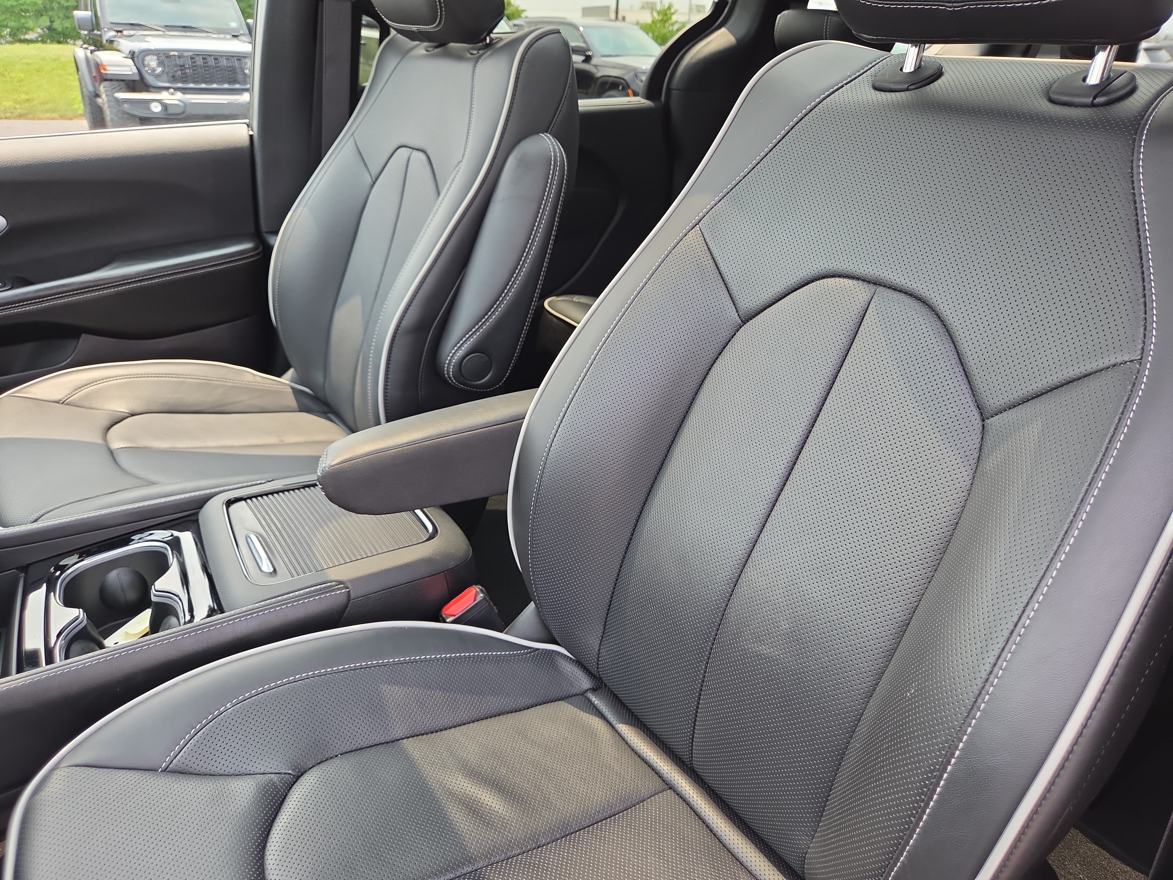 Used 2026 Chrysler Pacifica Limited FWD image 2