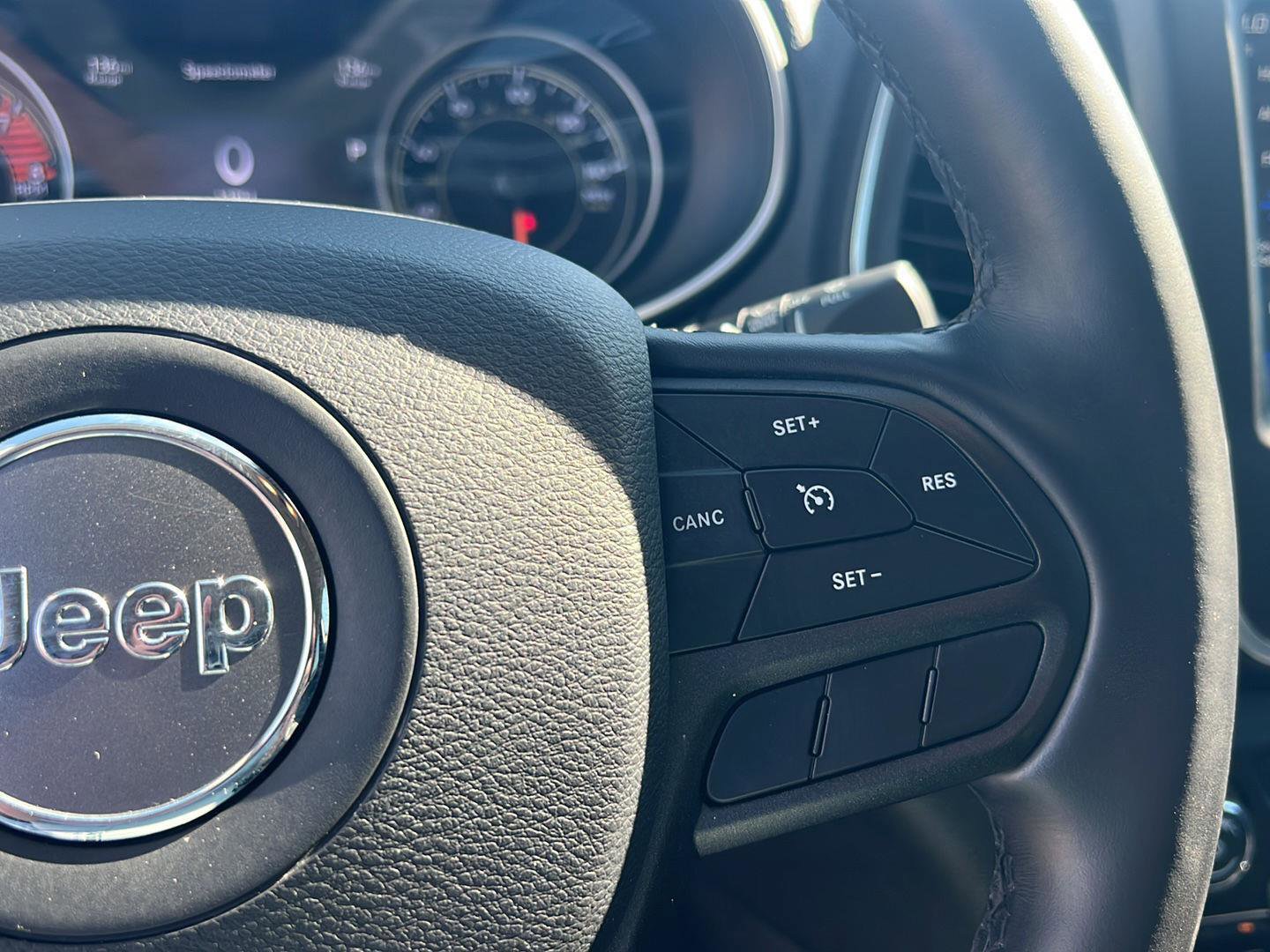 Used 2020 Jeep Cherokee Trailhawk AWD/4WD image 21