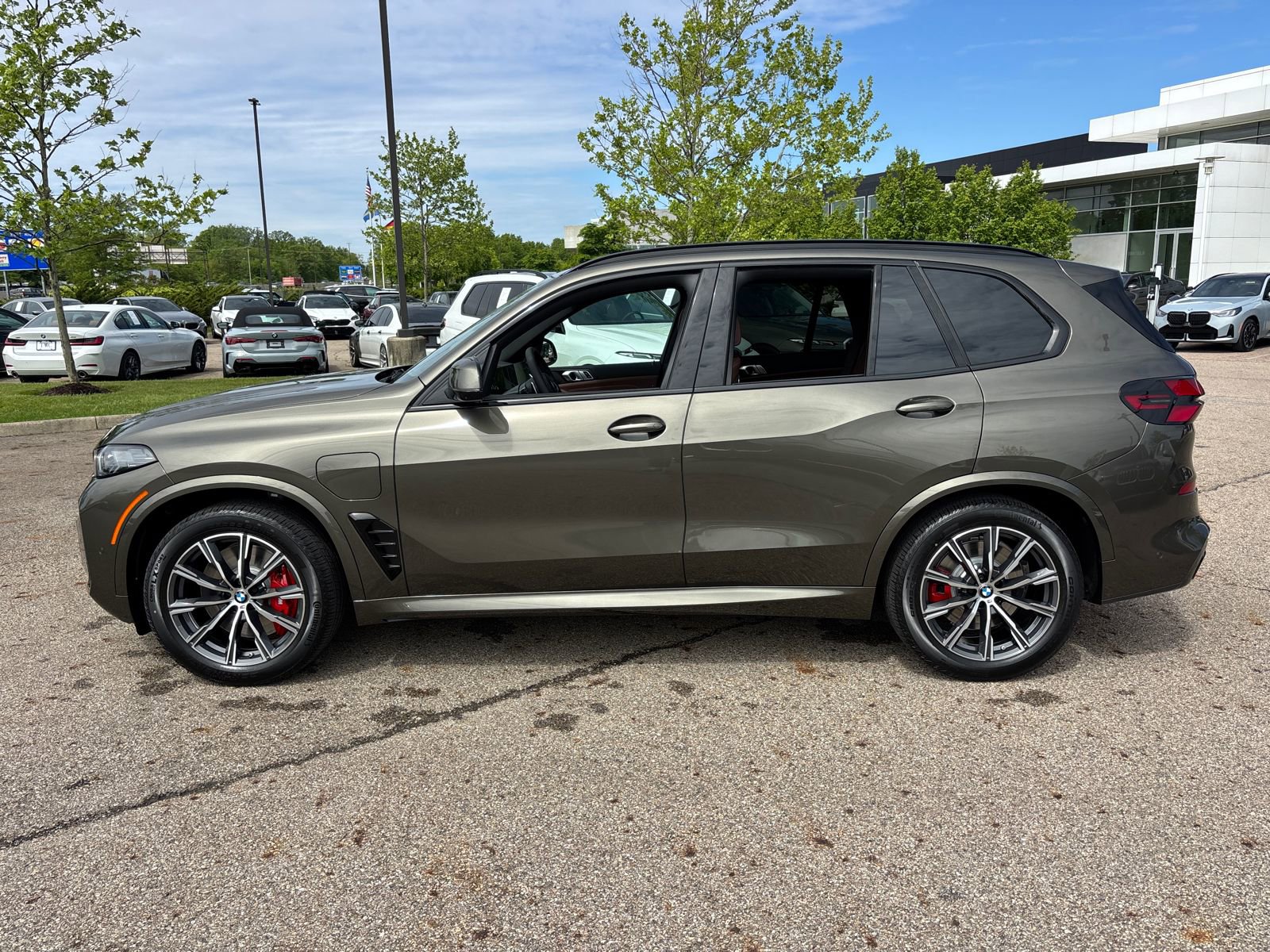 New 2026 BMW X5 xDrive50e w/ M Sport Package AWD/4WD image 8